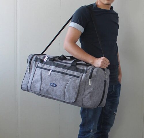 große Reisetasche grau detail mit einer person