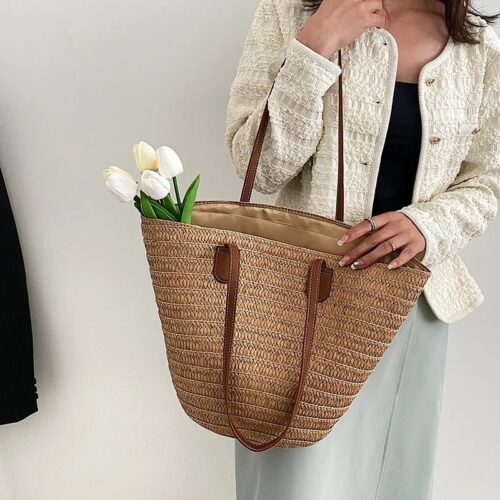 Große strandtasche, Korbtasche Shopper mit blumen und einer person