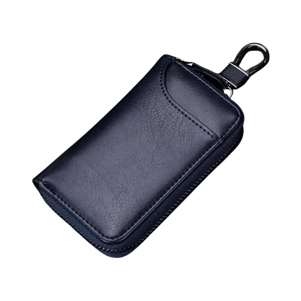 Ein marineblaues Schlüsseletui aus Leder mit Reißverschluss und Metallverschluss. Dieses elegante Schlüsseletui dient als praktischer Schlüssel-Organizer und ist isoliert auf weißem Hintergrund abgebildet.