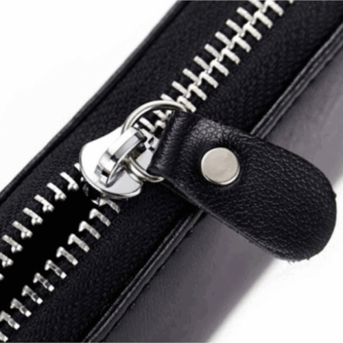 Nahaufnahme des schwarzen Lederschlüsseltui aus Leder für Herren Damen mit strukturiertem Muster, silbernem Reißverschluss mit Zuglasche und Druckknopf. Das elegante Design macht es perfekt als Schlüsselbund, Schlüsseltasche und Schlüssel-Organizer.