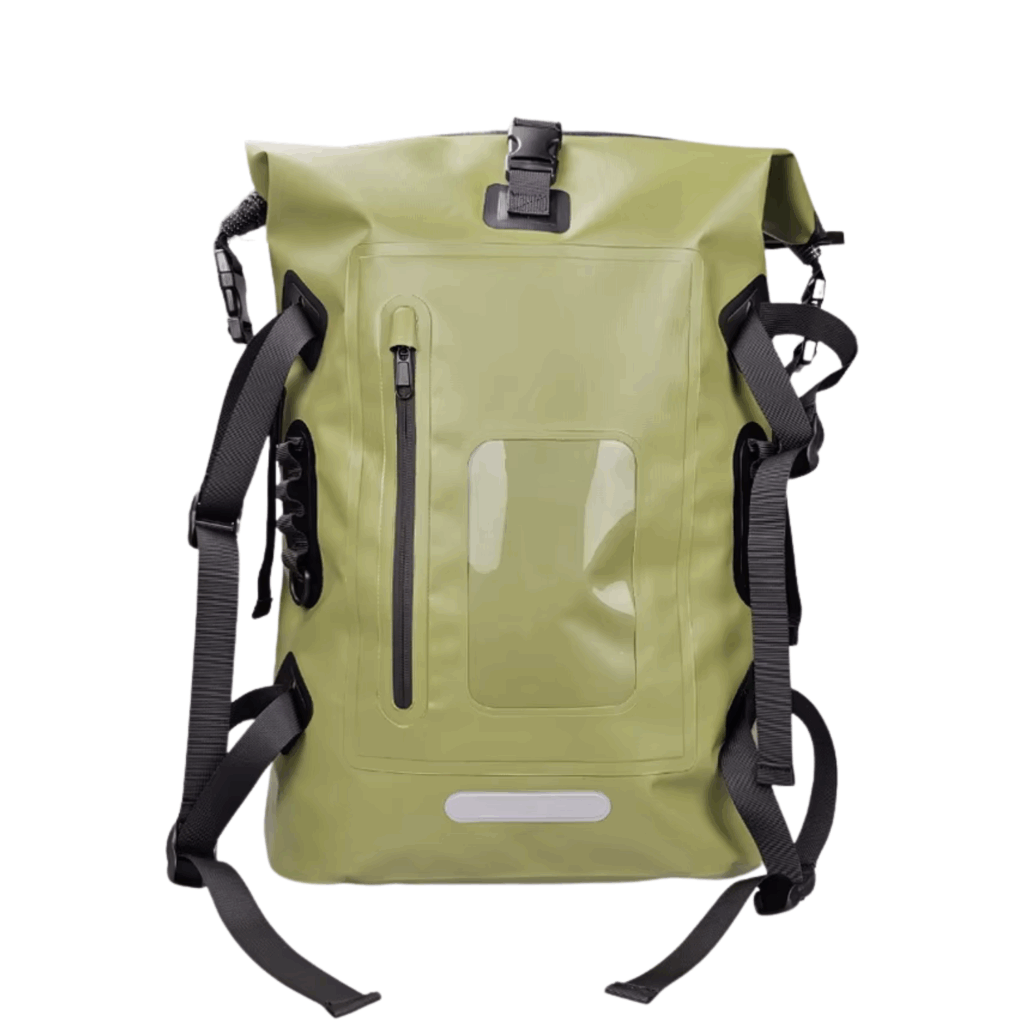 Ein grüner wasserdichter Schwimmrucksack mit schwarzen, verstellbaren Trägern, Front-Reißverschlusstasche und Schnallenverschluss am Top, präsentiert vor weißem Hintergrund. Ideal als Rucksack für Schwimmer.