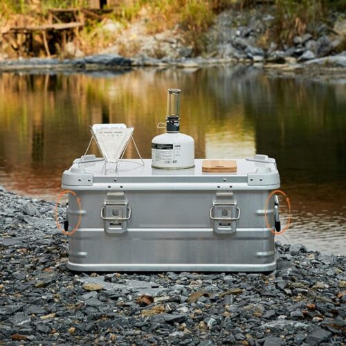 Alubox draußen am fluss