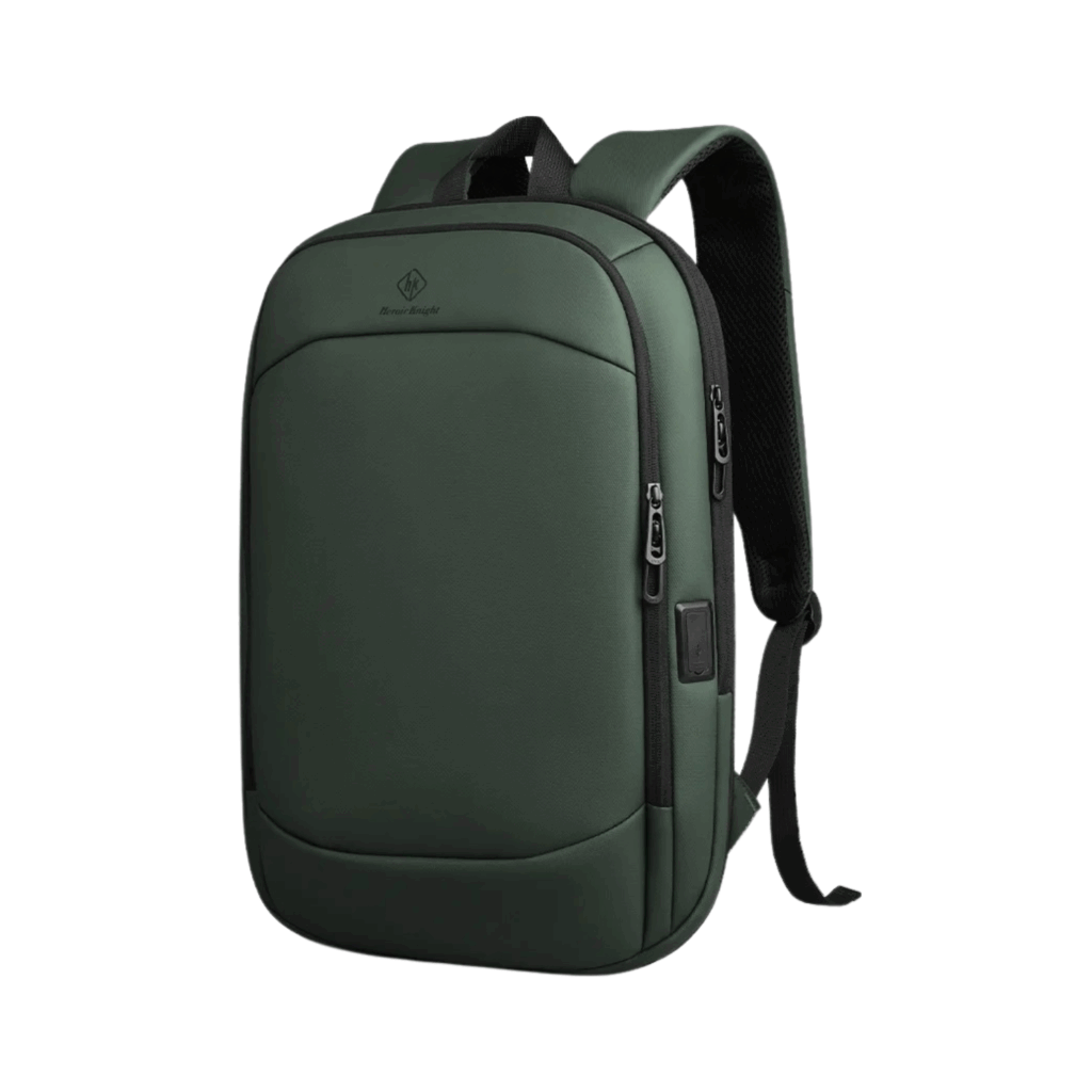 Ein eleganter, dunkelgrüner Notebook-Rucksack mit schwarzen Reißverschlüssen und Riemen, im minimalistischen Design, mit gepolsterten Schultergurten und einem kleinen Logo oben – perfekt als Laptop-Rucksack 17 Zoll für den täglichen Gebrauch.