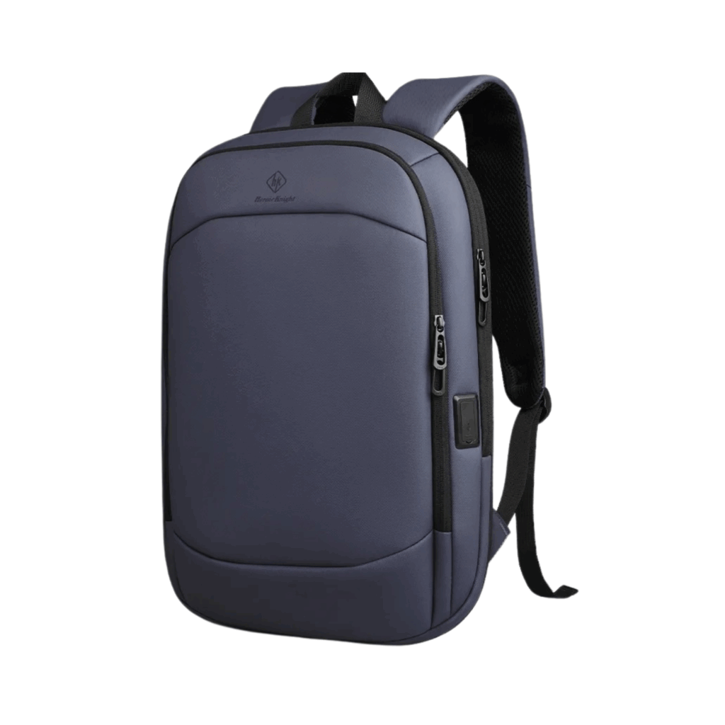 Ein eleganter, dunkelgrauer Notebook-Rucksack mit minimalistischem Design, mehreren Reißverschlussfächern, gepolsterten Schultergurten und einem integrierten USB-Ladeanschluss. Dieser 17-Zoll-Laptop-Rucksack ist auf einem schlichten weißen Hintergrund abgebildet.