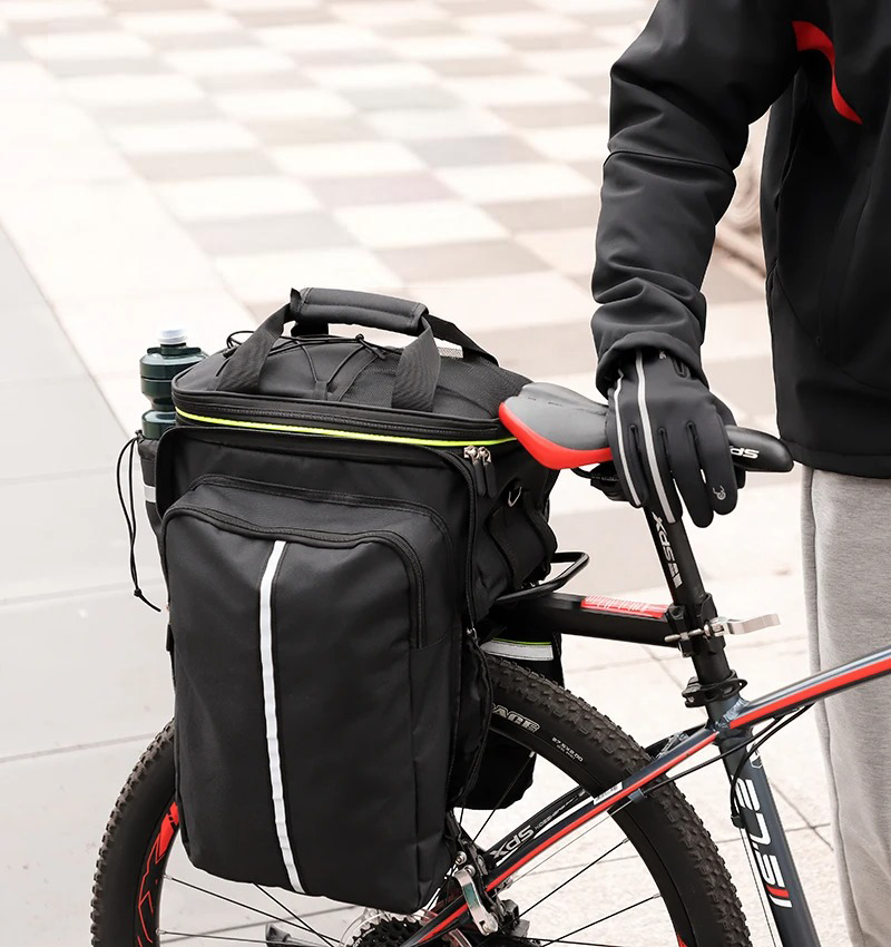 Fahrrad Gepäckträgertasche draußen auf dem fahrrad